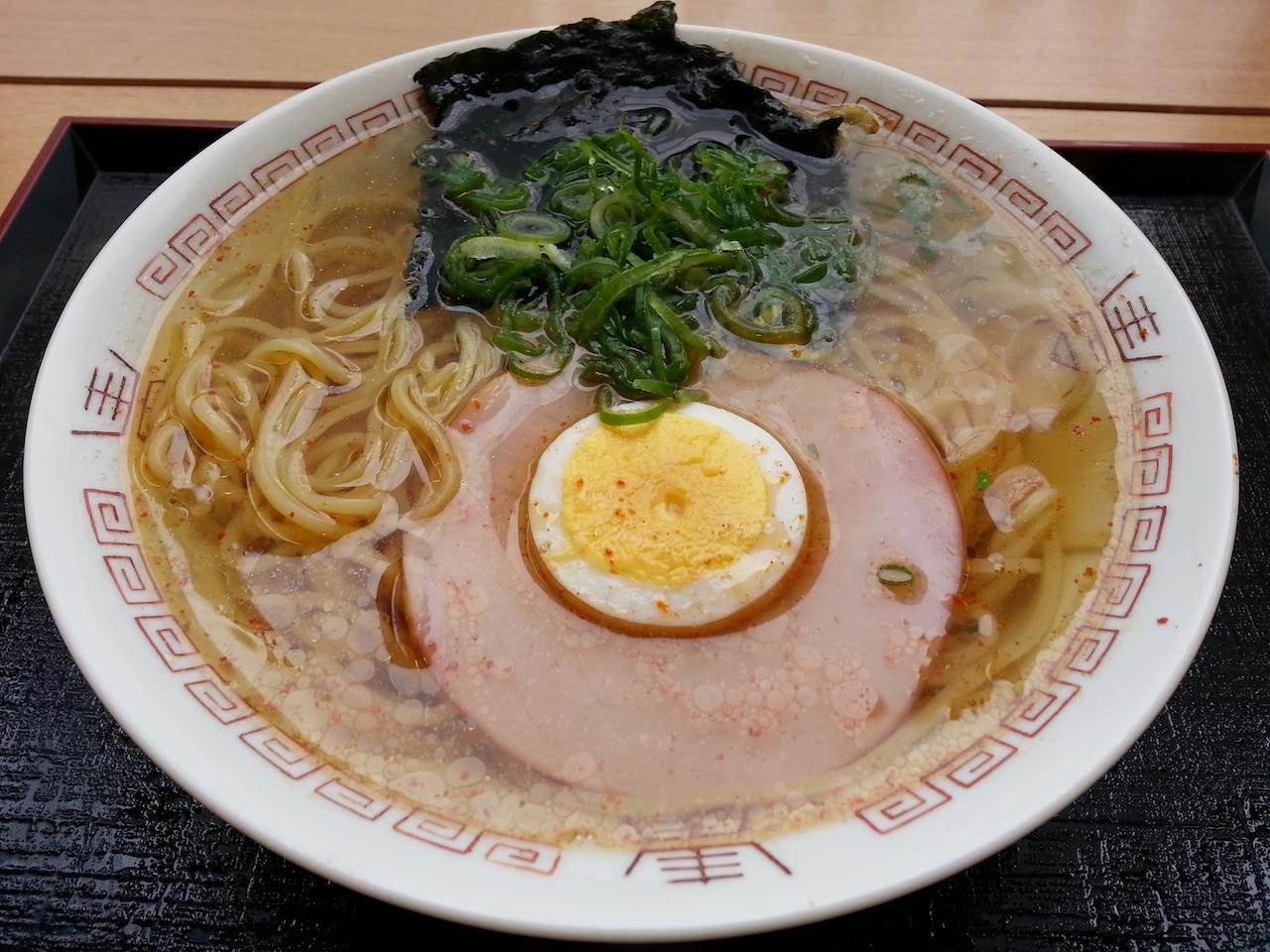 サクッと、つるまる饂飩で和風中華そばでつ。見た目も味も『海の家』以下ですたが、値段は３５０円と半分以下。でもノーリピート決定！　【2014年4月2日】