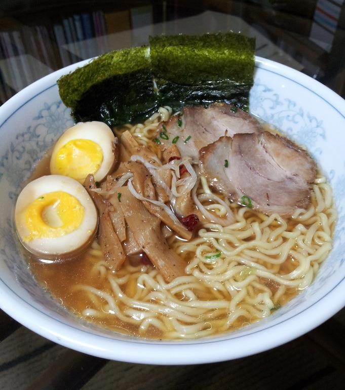 三連休中日だというのに家ラーメン。(*´σｰ｀)ｴﾍﾍ　すかし、マルちゃんの正麺・醤油味、旨しでつよ。　【2012年12月23日】