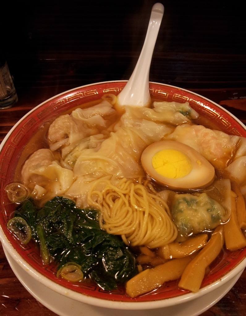 広州市場西新宿店で三種盛り雲呑麺の醤油味でつ。　【2014年1月30日】