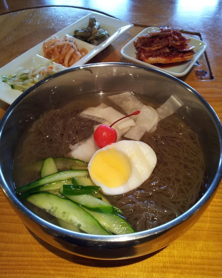 危うく海鮮ラーメンをオーダーしそうになりますたが、なんとか冷麺で思いとどまりますたニダ。　【2013年10月23日】