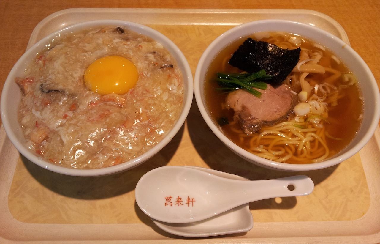 近所の中華屋さんで、カニあんかけ丼＆小ラーメンのセットでつ。味は可もなく不可もなしですたよ。　【2013年7月28日】