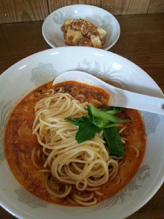 きんせいの担々麺。なぜか麻婆豆腐の小鉢が。挽き肉と挽き肉が奏でるハーモニーやぁ～。　【2013年2月22日】