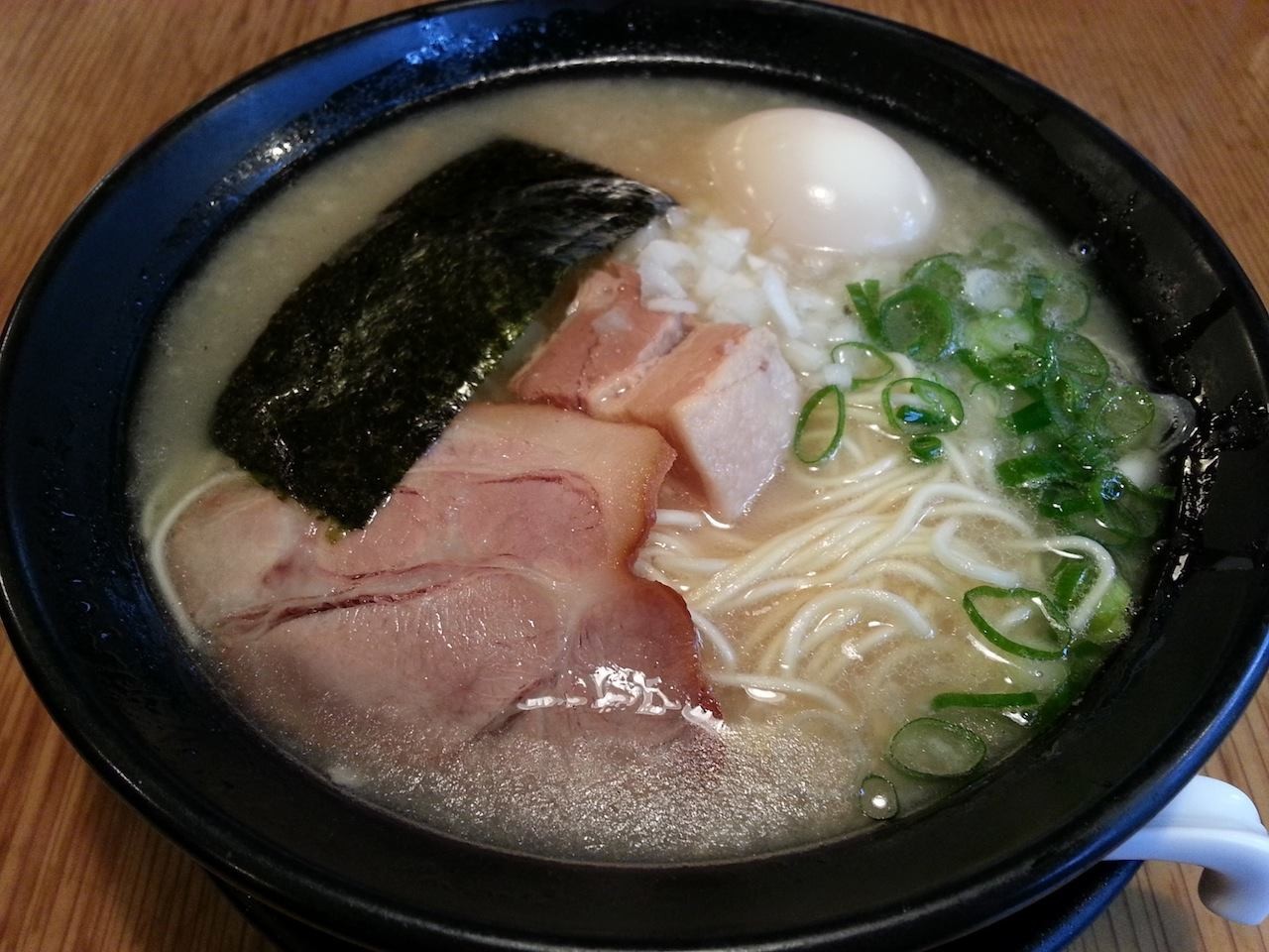 一週間ぶりのラーメンは、九州ツアーちうにも食べんとかった、九州とんこつラーメンたい！　どけんもこげんもなかとぉ。しぇからしかぁ！　【2014年9月24日】