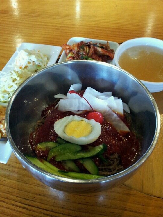 今日は韓国では初伏といい、土用の丑のような日で、参鶏湯を食べて夏バテ防止をするそうでつが、暑いので冷ビビン麺にすたよ。 　【2012年7月18日】