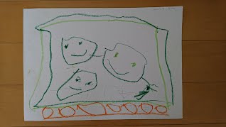 幼稚園の年少さんの頃の絵 大好きな江の電に乗っているところ。 この頃お父さんお母さんを喜んでたくさん描いてくれました。 その後、描かれるものは恐竜になり電車や風景になり、漫画になり、棒人間のイタズラ描きになり…思えば今回８年ぶりの家族の絵でした。