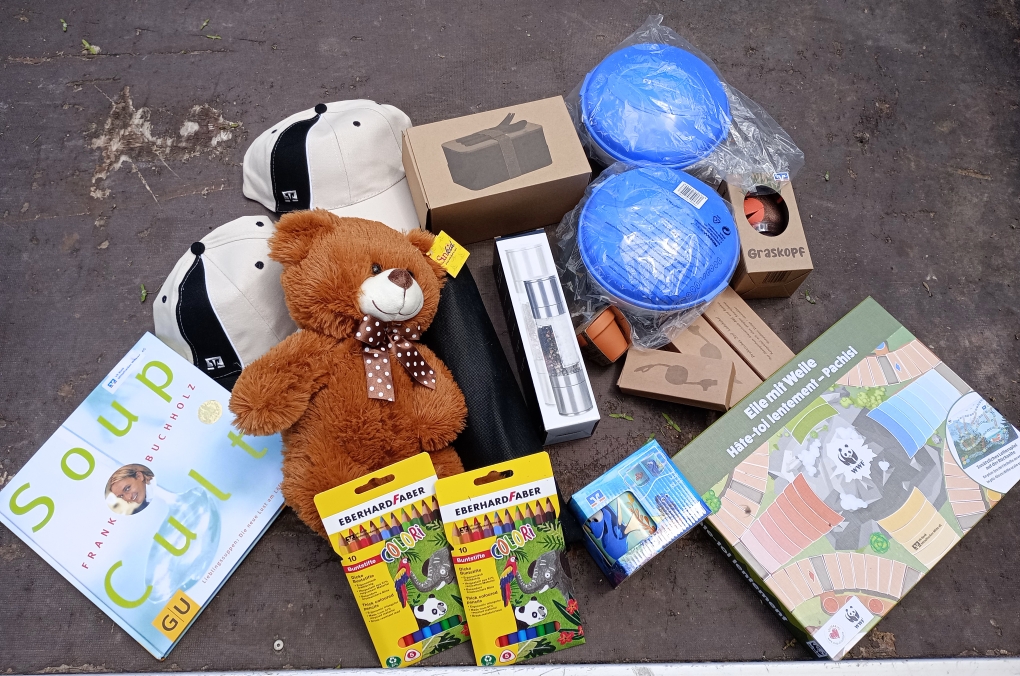 Spende von der VR Bank Weihenzell für die Tombola 