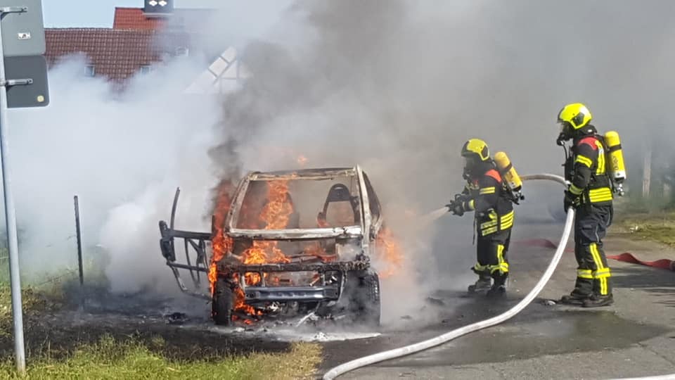 Bei Eintreffen der Kräfte stand das Fahrzeug bereits im Vollbrand.