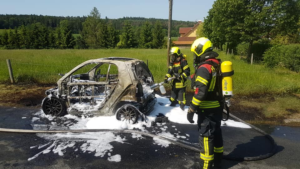 Nachdem das Fahrzeug abgeschleppt wurde, säuberten Mitarbeiter des Bauhofes Bad Berka die Einsatzstelle.