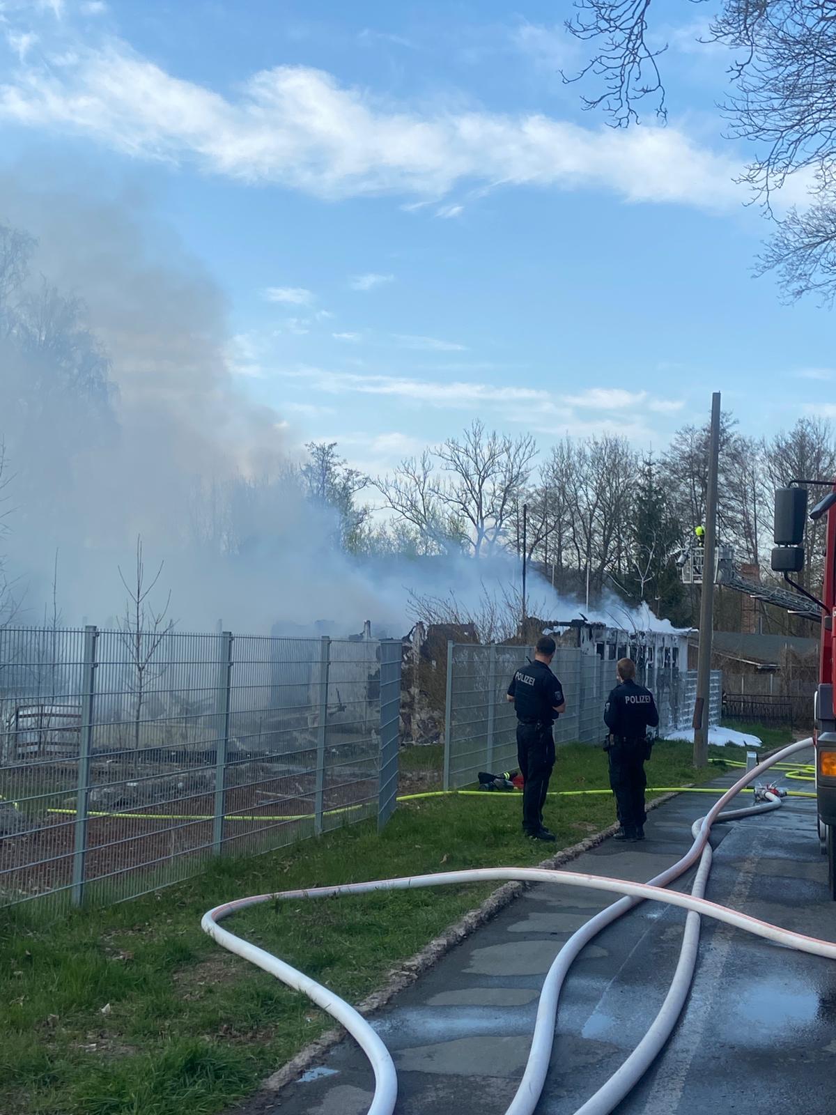 Neben der Feuerwehr war auch die Polizei mit einem Großaufgebot im Einsatz und ein RTW der Malteser-SEG Weimarer Land stand zur Absicherung bereit.