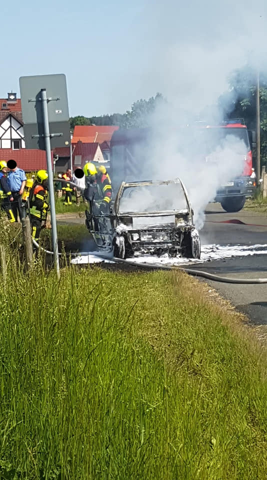 Nachdem das Fahrzeug etwas gekühlt wurde, wurden die Löschmaßnahmen mit der Schaumpistole fortgesetzt.