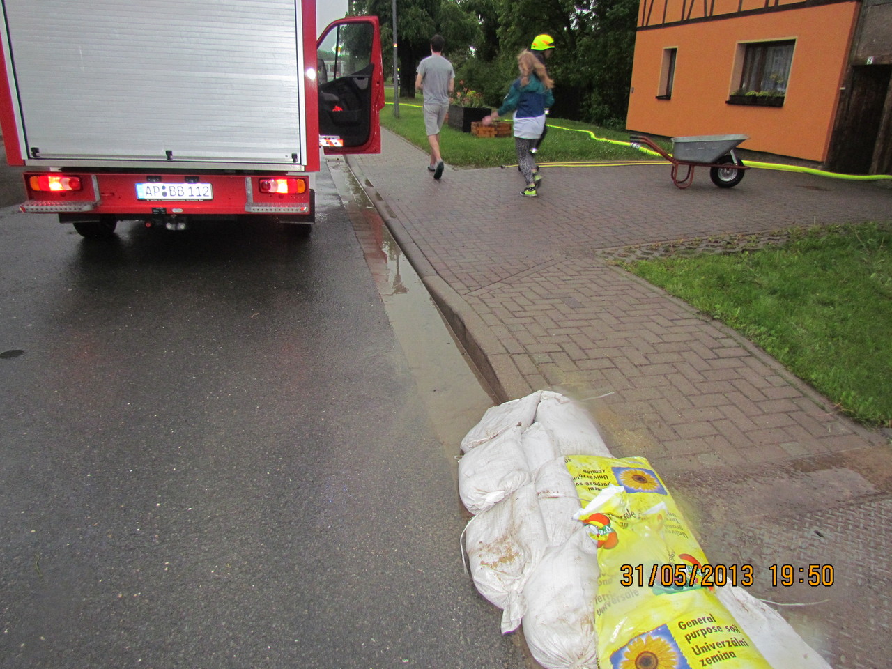 Anwohner versuchten das Wasser mit Sandsäcken und Behelfssandsäcken zu stoppen.