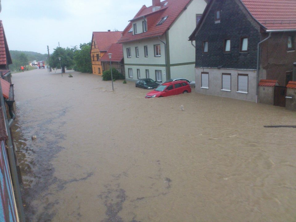 In der Anfangsphase kam auch die Feuerwehr Bad Berka mit dem LF 16/12 zum Einsatz. Leider waren die Kameraden machtlos gegen das Wasser.