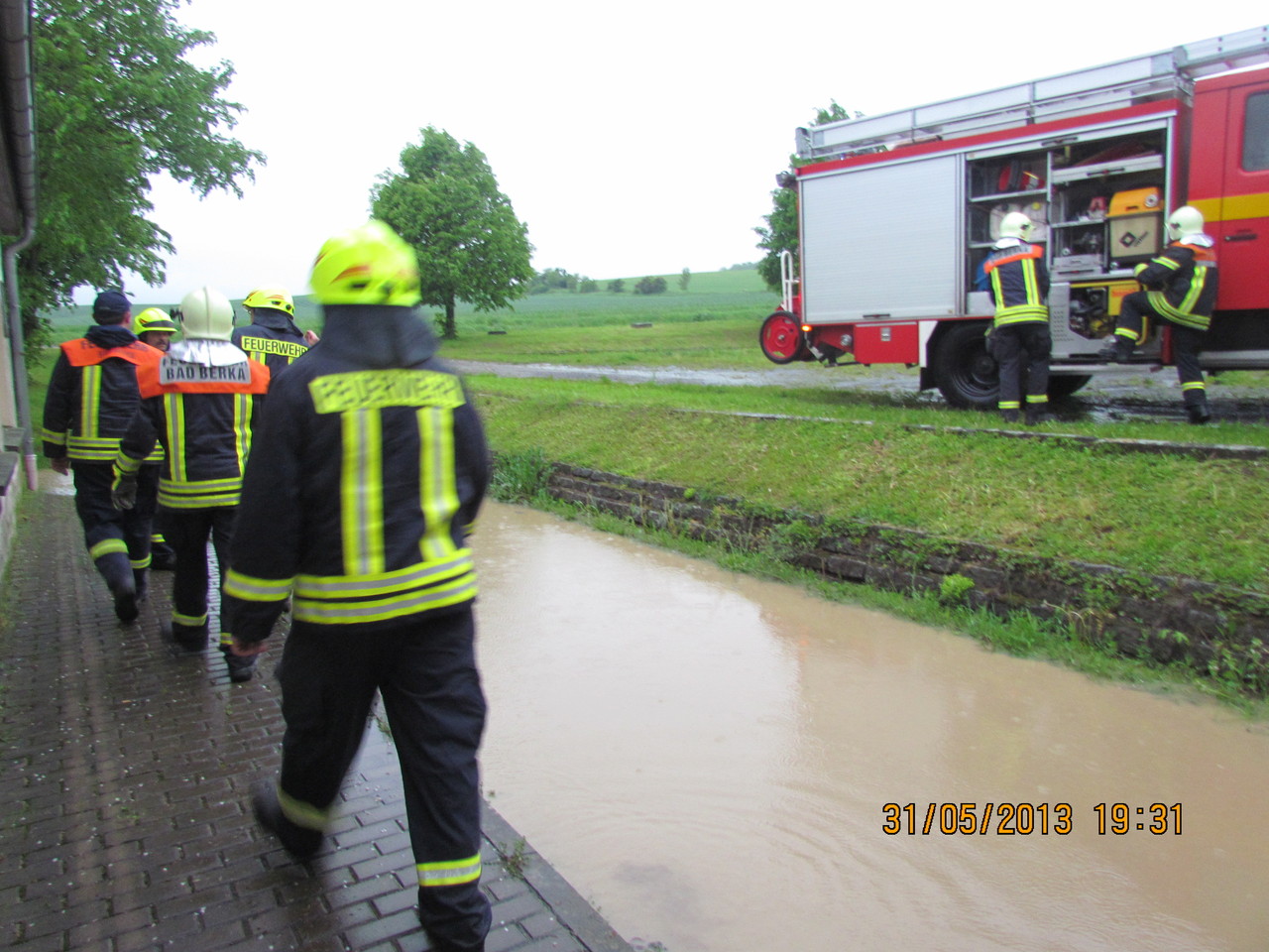 Der erste Einsatzort in Gutendorf-das Kulturhaus. Auch Bad Berkaer Kameraden kamen mit dem LF 16/12 um zu helfen.