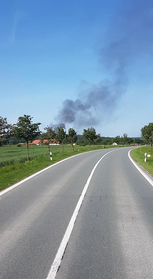 Die Rauchsäule war bereits auf der Anfahrt deutlich sichtbar.