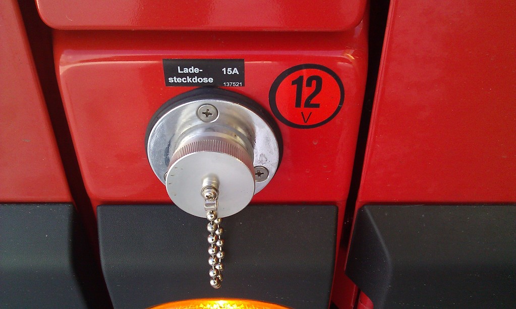 Ladesteckdose Fahrerseite