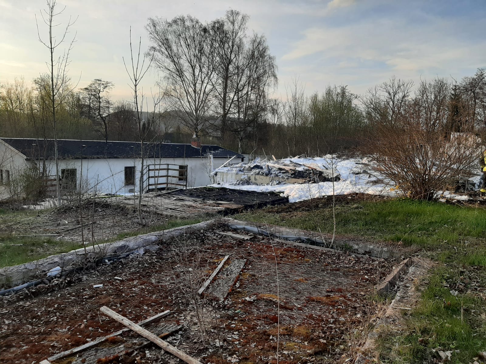 Mittels Schaum wurden die Gebäudereste abgedeckt. Die Nachlöscharbeiten und die Brandwache zogen sich bis in die Nachtstunden herein.