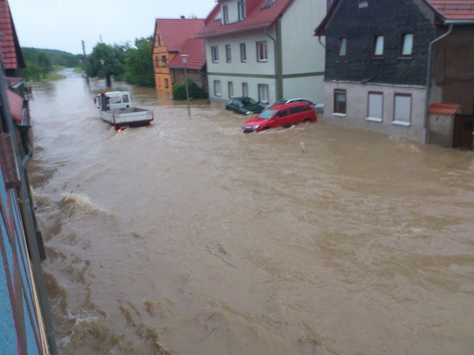 Trotz der Straßensperrung fuhren uneinsichtige Autofahrer durch die Wassermassen.