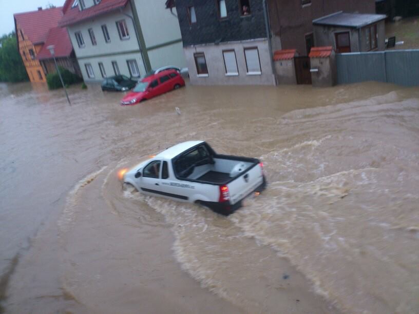 Dieser Autofahrer schätzte die Situation völlig falsch ein. Wahrscheinlich die Folge von zuviel Feierabendbier vor Fahrtantritt.