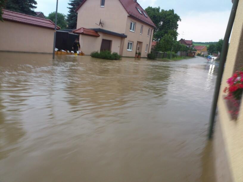 Stellenweise stand das Wasser anderthalb Meter auf der Straße.