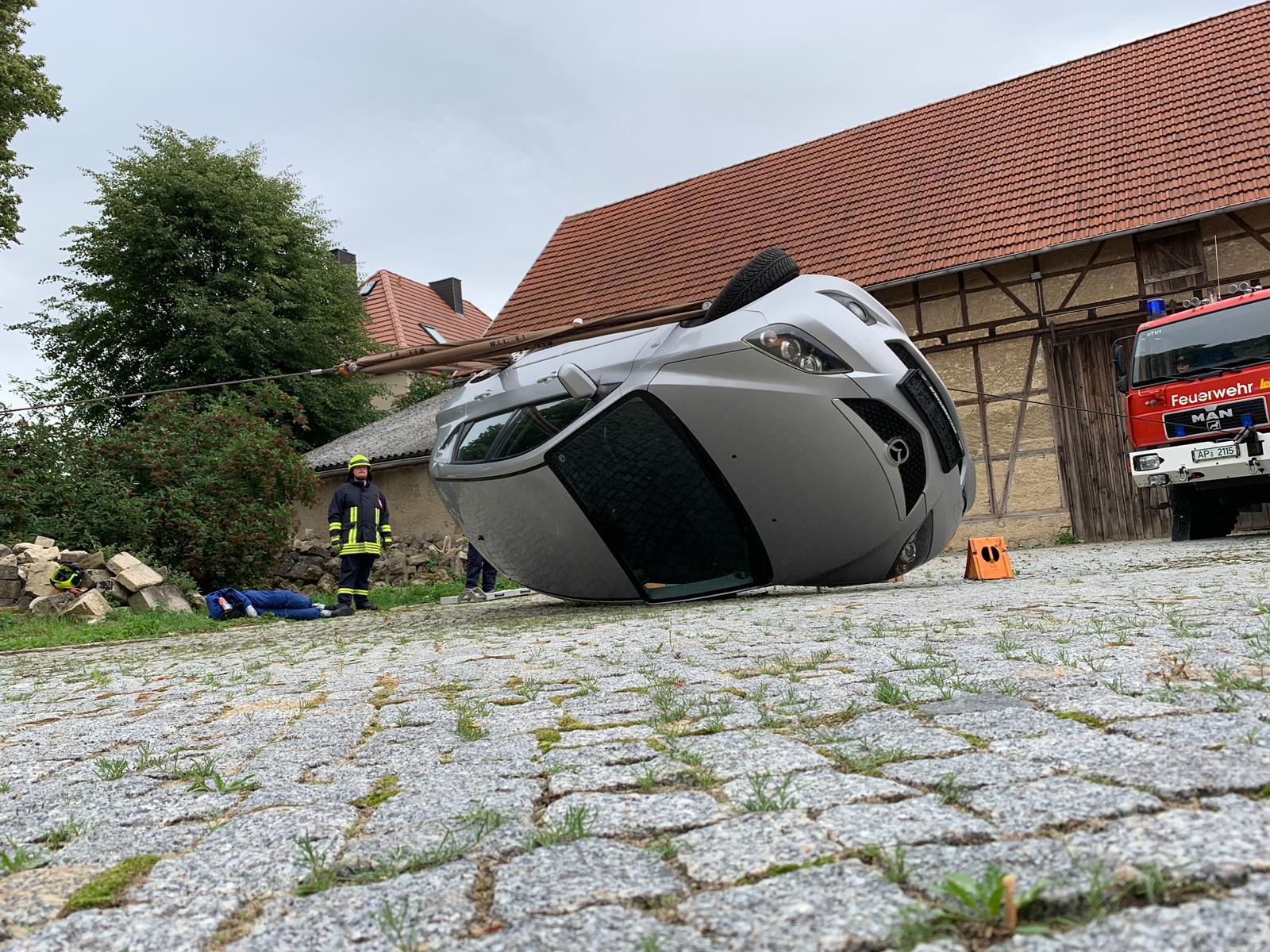 Kipppunkt erreicht, nun lässt die Winde den PKW langsam ab