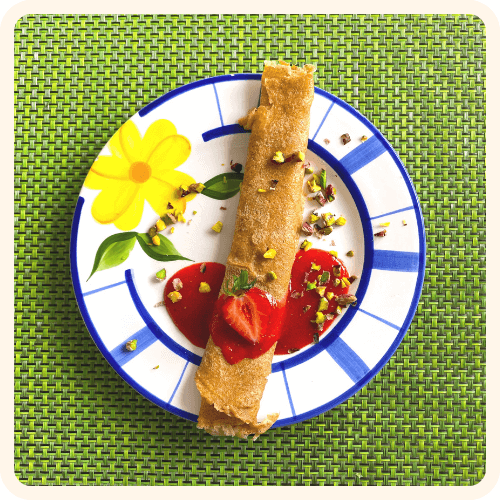 Pancakes mit Erdbeersauce und Pistazien