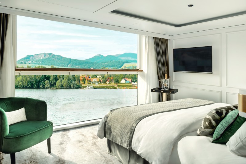 Riverside Debussy Seahorse & Riverside Suite Schlafbereich mit Aussicht auf den Fluss