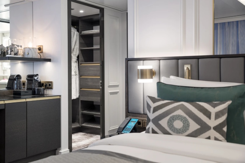 Riverside Ravel Sonata Suite Bett und Tisch und begehbarer Kleiderschrank