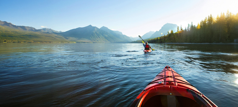 Kajakausflug in Alaska mit Bergen im Hintergrund