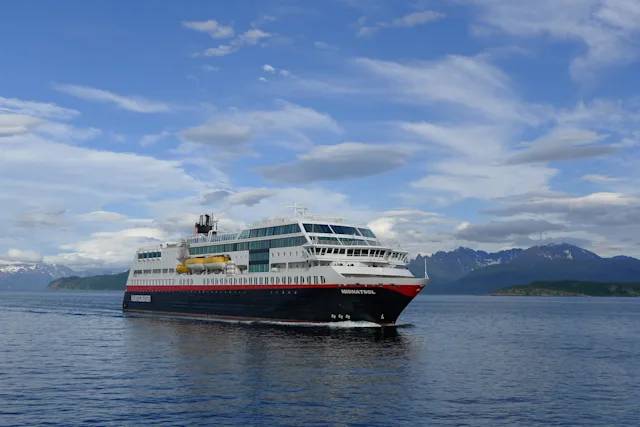 MS Midnatsol von Hurtigruten Signature