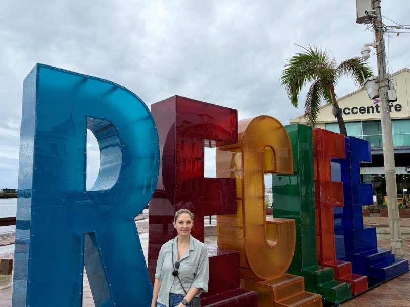 Bunte Buchstaben in Recife mit Kind