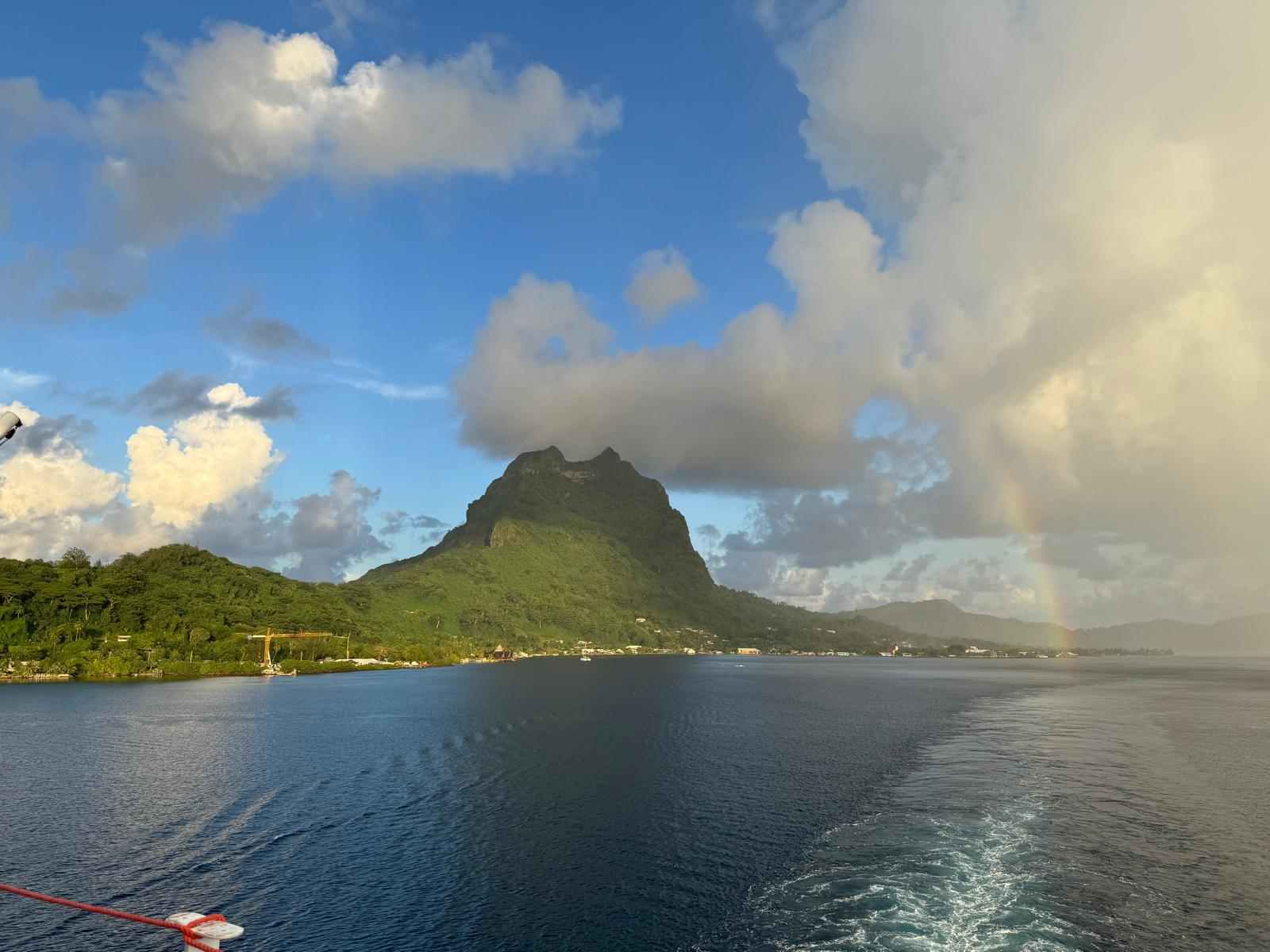 Berge und Wolken auf Bora Bora
