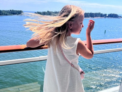Ein Mädchen auf der EUROPA 2 an der Reeling