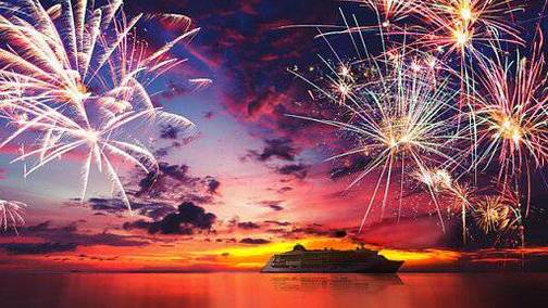 Feuerwerk über Kreuzfahrtschiff bei Sonnenuntergang – Black Friday Angebote von Hapag-Lloyd Cruises