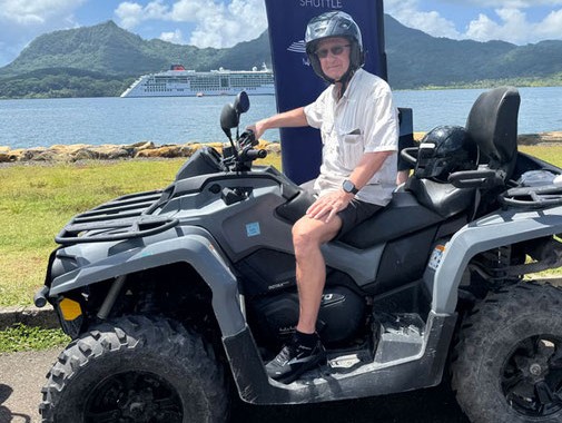 Jörg Fischer von Emocean Cruises auf einem Quad im Südpazifik