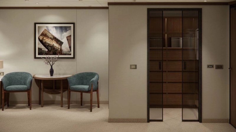 Crystal Grace Sapphire Suite Wohnbereich, begehbarer Kleiderschrank, Stühle, Bilder