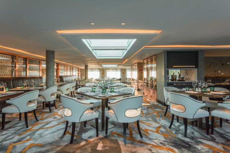 Riverside Mozart Waterside Restaurant mit blauen Tischen
