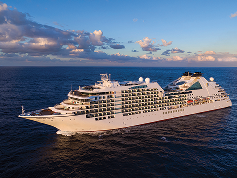 Seabourn Encore Kreuzfahrtschiff auf offener See im Licht der aufgehenden Sonne