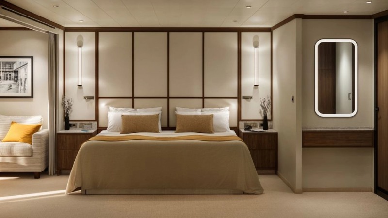 Crystal Grace Aquamarine Suite, Schlafbereich, Bett, Spiegel, Couch