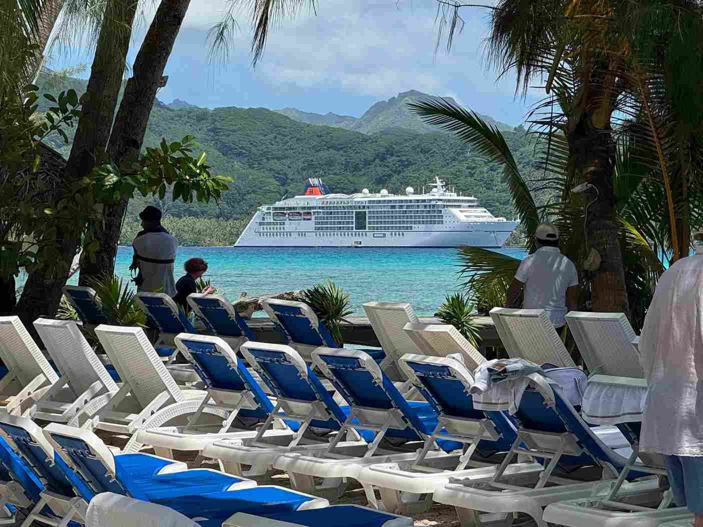 MS EUROPA 2 liegt vor Motu Mahaea