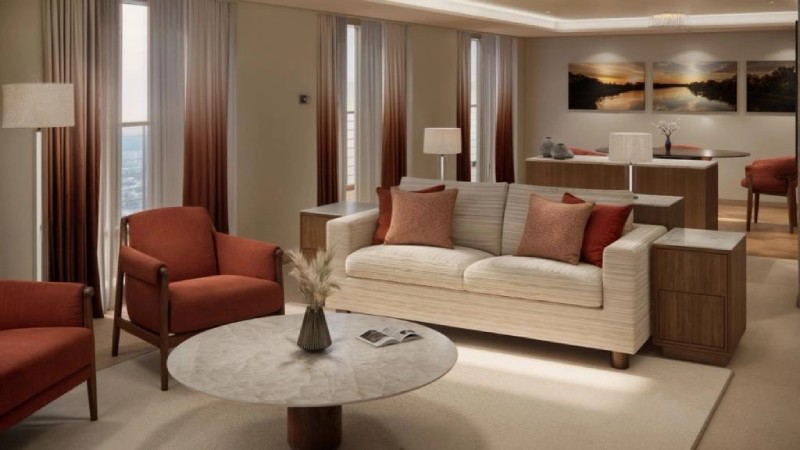 Crystal Grace Penthouse Suite Wohnbereich mit Couch, Stühlen und Tisch