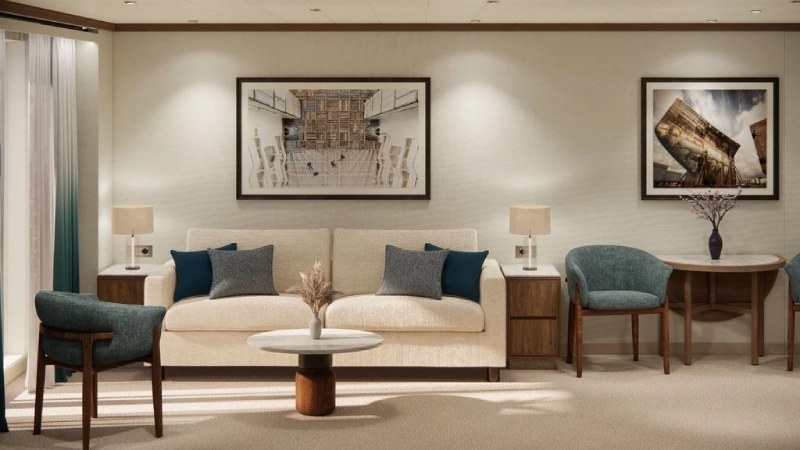 Crystal Grace Sapphire Suite Wohnbereich, Couch, Stühle, Bilder an der Wand