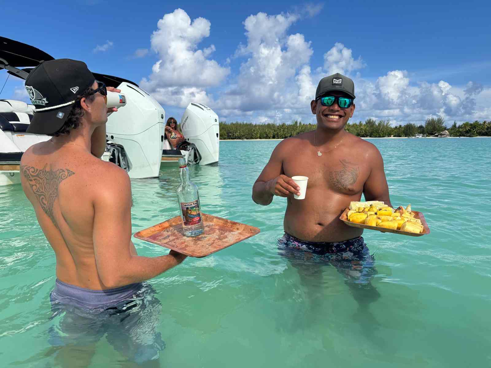 2 Männer im Wasser auf Bora Bora