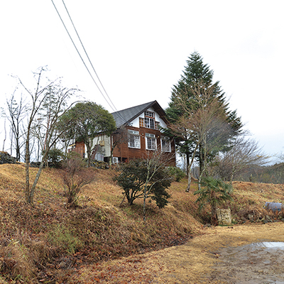 阿木川湖畔に佇む一軒家風のお店。