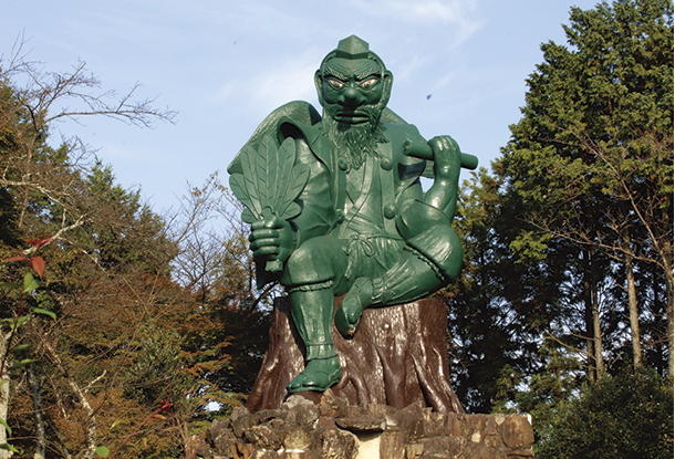 境内西端にある日本一大きい天狗像。