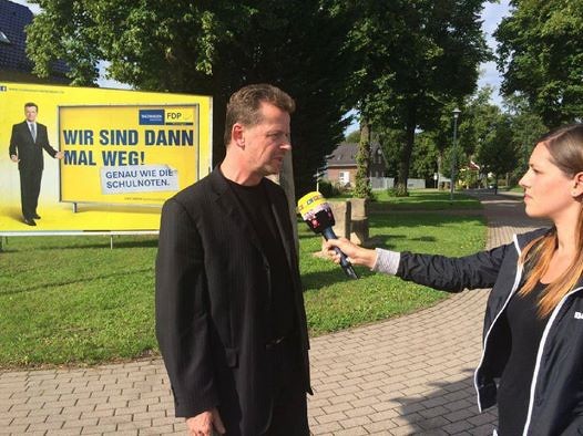 Uwe Barth in Gerstungen im Gespräch mit der RTL-Redakteurin Katharina Frauendorf (7.8.2014)