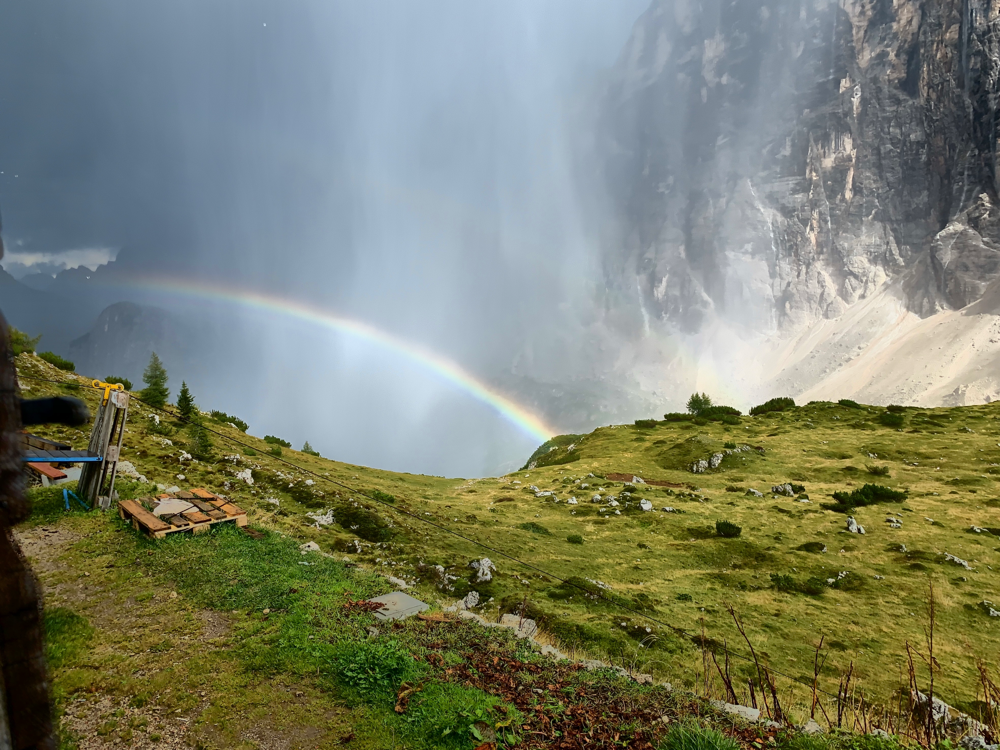 So schön es mit dem Regenbogen aussieht, so gefährlich wäre es gewesen, wenn ich noch im Geröllfeld gewesen wäre :das ist hinter dem Regen :-|