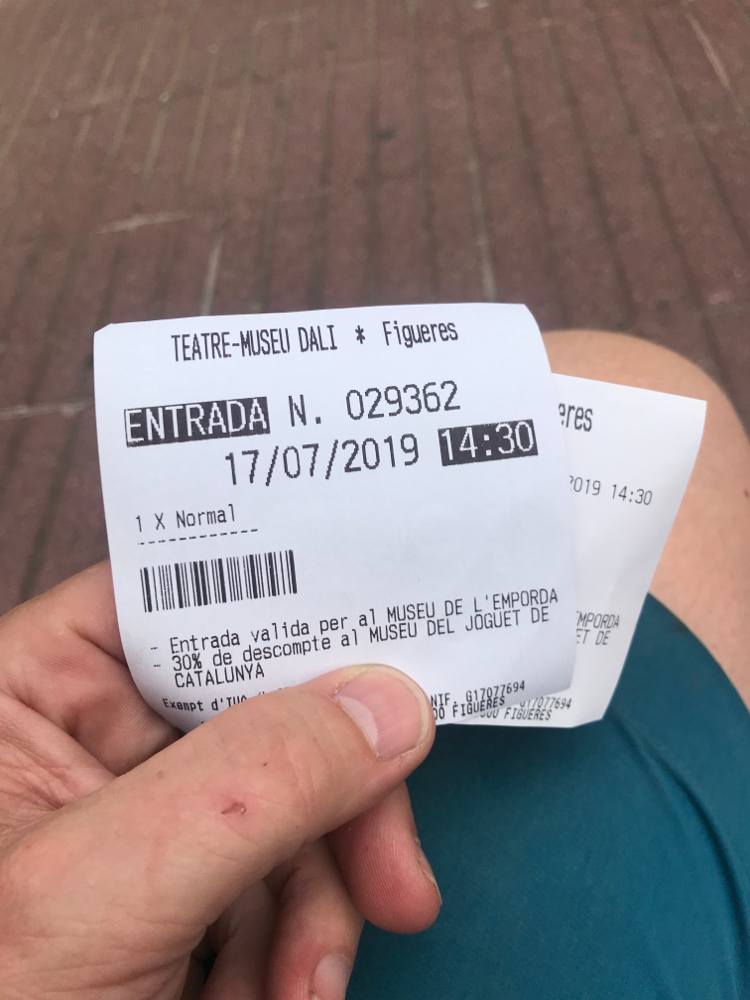 Hurray! Nach einer Stunde in der Schlange ein Ticket bekommen. 😀 Eintritt aber erst um 14:30 Uhr ...😬