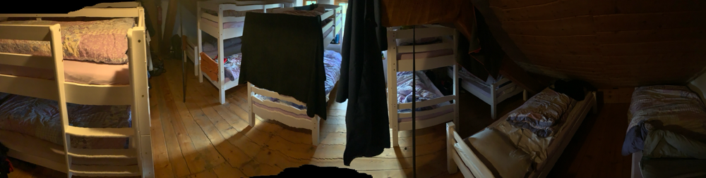 Mein Bett unten links. Eine flackernde Lampe … Hüttenfeeling