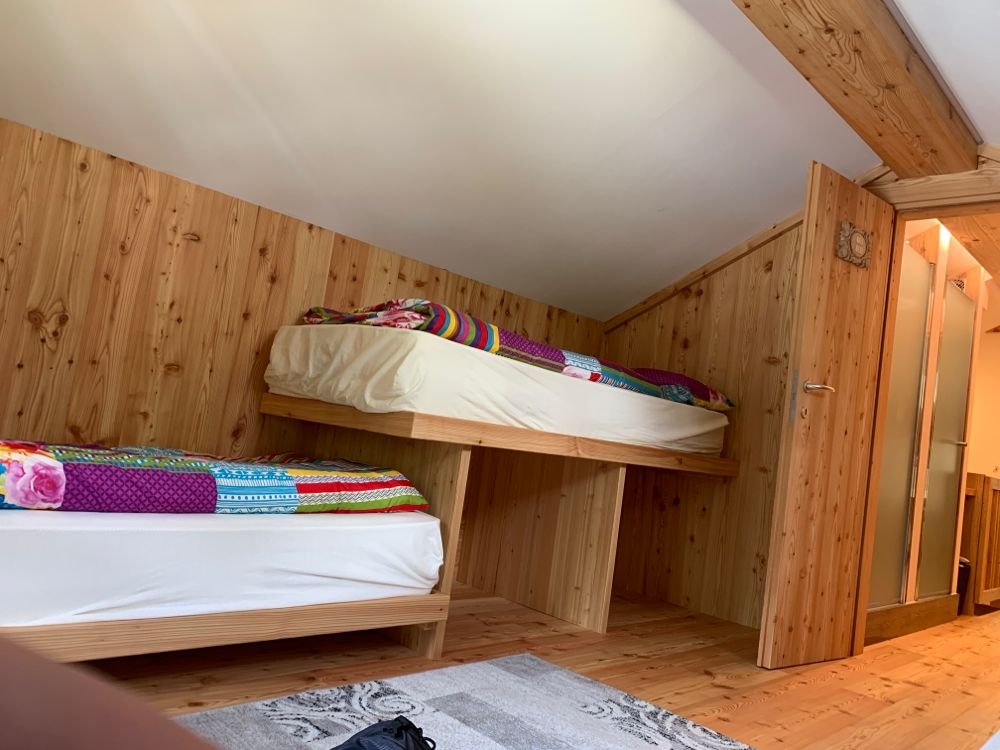 … in die Vierbettzimmer … Neu, platzsparend: die Duschen auf dem Gang.
