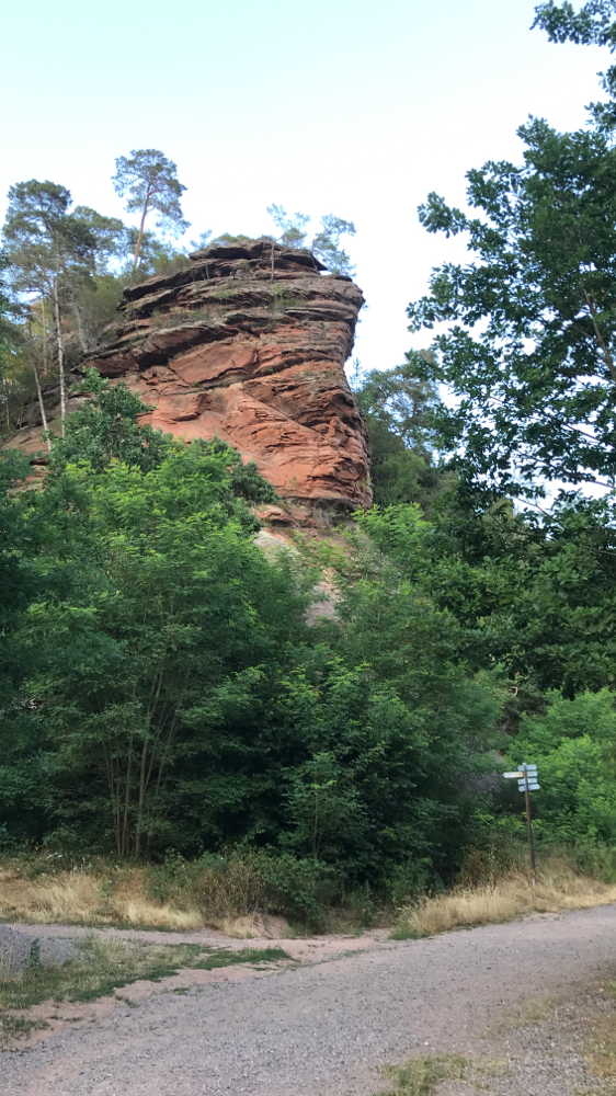 Rundherum Felswände und Wanderwege.